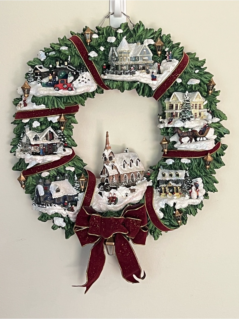 Thomas Kinkade Hamilton Collection Illuminated Christmas Village Wreath 2005